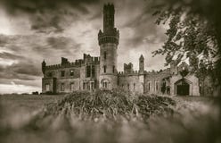 Stary średniowieczny kasztel ruin, drzewnego i burzowego niebo w sepiowym stylu, zdjęcie royalty free Stary średniowieczny kasztel ruin, drzewnego i burzowego niebo w sepiowym stylu, zdjęcie royalty free