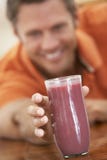 starzejąca się jagoda target2492_0_ świeżego mężczyzna środka smoothie obraz stock starzejąca się jagoda target2492_0_ świeżego mężczyzna środka smoothie obraz stock