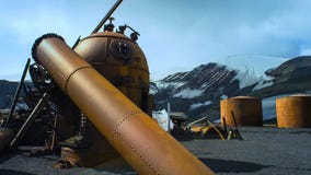 Station abandonnée de pêche à la baleine dans l'ANTARCTIQUE image libre de droits Station abandonnée de pêche à la baleine dans l'ANTARCTIQUE image libre de droits