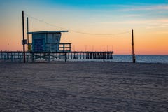 Station de maître nageur au coucher du soleil dans Venice Beach, la Californie photos stock Station de maître nageur au coucher du soleil dans Venice Beach, la Californie photos stock