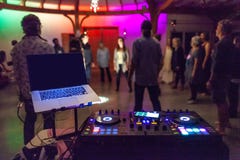 Station de mélange colorée du DJ devant un groupe de personnes trouble image libre de droits Station de mélange colorée du DJ devant un groupe de personnes trouble image libre de droits