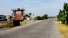 Station de pompage d'irrigation sur la route vide images stock Station de pompage d'irrigation sur la route vide images stock