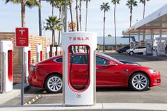 Station de surchauffeur de Tesla en Californie centrale, station service à l'arrière-plan photo stock Station de surchauffeur de Tesla en Californie centrale, station service à l'arrière-plan photo stock