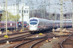 Station met moderne hoge snelheidstrein in motie in de avond stock afbeeldingen Station met moderne hoge snelheidstrein in motie in de avond stock afbeeldingen
