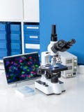 Station moderne de microscope photo libre de droits Station moderne de microscope photo libre de droits