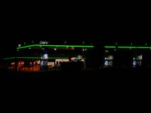 Station service vide d'Omv la nuit photos stock Station service vide d'Omv la nuit photos stock