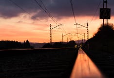 Station tegen mooie hemel bij zonsondergang Industrieel landschap met spoorweg, kleurrijke blauwe hemel met rode wolken, zon royalty-vrije stock afbeeldingen Station tegen mooie hemel bij zonsondergang Industrieel landschap met spoorweg, kleurrijke blauwe hemel met rode wolken, zon royalty-vrije stock afbeeldingen