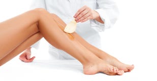 Station thermale de beauté Procédure de cosmétologie d'épilation Esthéticien cirant les jambes femelles photographie stock libre de droits Station thermale de beauté Procédure de cosmétologie d'épilation Esthéticien cirant les jambes femelles photographie stock libre de droits