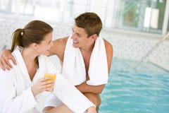 Station thermale de luxe - les couples heureux détendent à la piscine photographie stock Station thermale de luxe - les couples heureux détendent à la piscine photographie stock