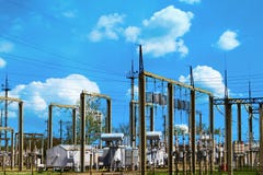 Station à haute tension de courant électrique - poteaux et lignes électriques sur le beau fond bleu de ciel d'été photos libres de droits Station à haute tension de courant électrique - poteaux et lignes électriques sur le beau fond bleu de ciel d'été photos libres de droits