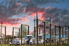 Station à haute tension de courant électrique - poteaux et lignes électriques sur le beau fond rose de ciel nuageux image libre de droits Station à haute tension de courant électrique - poteaux et lignes électriques sur le beau fond rose de ciel nuageux image libre de droits