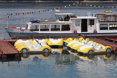 Stationnement des bicyclettes de l'eau sous forme de voiture Les jouets et les attractions sont blancs et jaunes Amusement sur l' photo stock Stationnement des bicyclettes de l'eau sous forme de voiture Les jouets et les attractions sont blancs et jaunes Amusement sur l' photo stock