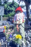 Statua del monaco di Jizo con la busbana francese ed il cappello - Giappone fotografia stock libera da diritti Statua del monaco di Jizo con la busbana francese ed il cappello - Giappone fotografia stock libera da diritti