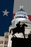 Statua del Texan alla costruzione di Campidoglio della condizione del Texas immagine stock libera da diritti Statua del Texan alla costruzione di Campidoglio della condizione del Texas immagine stock libera da diritti