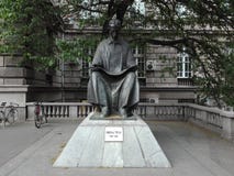 Statua di Nikola Tesla a Belgrado fotografie stock Statua di Nikola Tesla a Belgrado fotografie stock