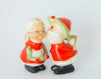 Statua di Santa Claus Kissing Mrs Claus White Background immagine stock Statua di Santa Claus Kissing Mrs Claus White Background immagine stock