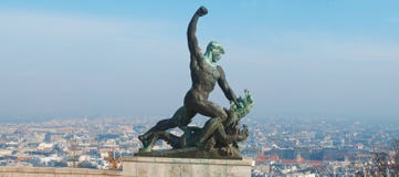 Statua di St George l'uccisore di Dregon sulla collina di Gellert nella capitale Ungheria di Budapest Immagini Stock Statua di St George l'uccisore di Dregon sulla collina di Gellert nella capitale Ungheria di Budapest Immagini Stock