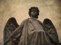 Statua di un angelo che osserva giù Fotografie Stock Statua di un angelo che osserva giù Fotografie Stock