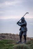 Statua di un giocatore di golf con il club al campo da golf di Yas fotografia stock libera da diritti Statua di un giocatore di golf con il club al campo da golf di Yas fotografia stock libera da diritti
