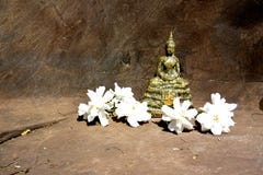 Statua Tajlandzki Buddha w medytaci pozie z białymi kwiatami zdjęcie stock Statua Tajlandzki Buddha w medytaci pozie z białymi kwiatami zdjęcie stock