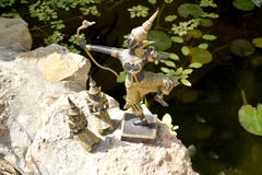 Statua Tajlandzki Buddha z łuczniczką i dwa ono modli się michaelita fotografia stock Statua Tajlandzki Buddha z łuczniczką i dwa ono modli się michaelita fotografia stock