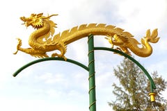 Statue chinoise de dragon sur le fond de ciel de poteau image stock Statue chinoise de dragon sur le fond de ciel de poteau image stock