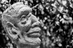 Statue d'un homme entouré par plusieurs pensées et distractions image libre de droits Statue d'un homme entouré par plusieurs pensées et distractions image libre de droits