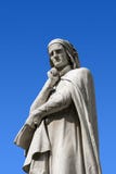 Statue de Dante à Vérone - en Italie photographie stock libre de droits Statue de Dante à Vérone - en Italie photographie stock libre de droits
