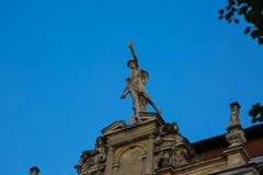 Statue de Mercury - un dieu romain important se tenant sur une façade de bâtiment photographie stock Statue de Mercury - un dieu romain important se tenant sur une façade de bâtiment photographie stock