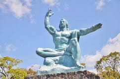 Statue de paix en parc de paix de Nagasaki, Japon images libres de droits Statue de paix en parc de paix de Nagasaki, Japon images libres de droits