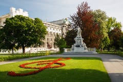 Statue de Wolfgang Amadeus Mozart en parc public de Burggarten dans t Image libre de droits Statue de Wolfgang Amadeus Mozart en parc public de Burggarten dans t Image libre de droits