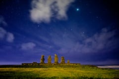 Statue di Moai dell'isola di pasqua sotto le stelle