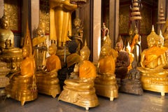Statue dorate del buddha Fotografie Stock Libere da Diritti Statue dorate del buddha Fotografie Stock Libere da Diritti