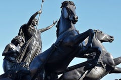 Statue einer Frau, die einen Quadriga in London reitet stockbild Statue einer Frau, die einen Quadriga in London reitet stockbild
