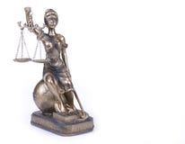 Statue von Gerechtigkeit Themis auf dem weißen Hintergrund lizenzfreie stockbilder Statue von Gerechtigkeit Themis auf dem weißen Hintergrund lizenzfreie stockbilder