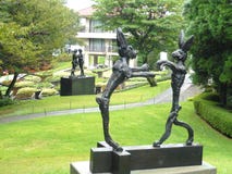Statues d'une paire de lièvres et d'une paire de femmes dans le musée Japon d'air ouvert de Hakone images libres de droits Statues d'une paire de lièvres et d'une paire de femmes dans le musée Japon d'air ouvert de Hakone images libres de droits
