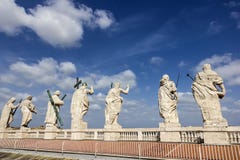 Statues de toit de cathédrale du ` s de St Peter photographie stock Statues de toit de cathédrale du ` s de St Peter photographie stock