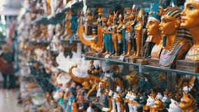 Statuettes των αιγυπτιακών γατών του Stone και άλλων προϊόντων στα ράφια μαγαζιό στην Αίγυπτο απόθεμα βίντεο Statuettes των αιγυπτιακών γατών του Stone και άλλων προϊόντων στα ράφια μαγαζιό στην Αίγυπτο απόθεμα βίντεο