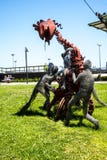 Staty av barn och dinosaurien nära stationen för kabelbil i Funchal på ön av Madiera royaltyfri foto Staty av barn och dinosaurien nära stationen för kabelbil i Funchal på ön av Madiera royaltyfri foto