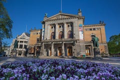 Staty av Henrik Ibsen på den nationella teatern Nationaltheatret i Oslo arkivfoto Staty av Henrik Ibsen på den nationella teatern Nationaltheatret i Oslo arkivfoto