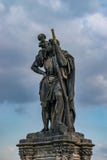 Staty av St Christopher i den Charles bron i Prague royaltyfria bilder Staty av St Christopher i den Charles bron i Prague royaltyfria bilder