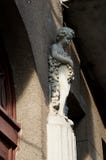 Statyer av bacchusen (Dionysus) med druvor i hans händer mot r arkivbild Statyer av bacchusen (Dionysus) med druvor i hans händer mot r arkivbild