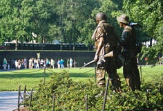 Statyer för amerikansk soldat som förbiser väggminnesmärken i Washington D C arkivfoton Statyer för amerikansk soldat som förbiser väggminnesmärken i Washington D C arkivfoton