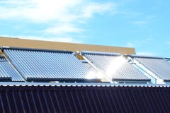 Staub saugen Sie SolarwasserHeizsystem auf dem Hausdach stockbild Staub saugen Sie SolarwasserHeizsystem auf dem Hausdach stockbild