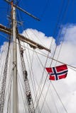 STAVANGER, ΝΟΡΒΗΓΙΑ - ΤΟ ΣΕΠΤΈΜΒΡΙΟ ΤΟΥ 2016 CIRCA: Τρία μέλη του πληρώματος αναρριχούνται επάνω σε έναν νορβηγικό ιστό σκαφών ` στοκ εικόνες STAVANGER, ΝΟΡΒΗΓΙΑ - ΤΟ ΣΕΠΤΈΜΒΡΙΟ ΤΟΥ 2016 CIRCA: Τρία μέλη του πληρώματος αναρριχούνται επάνω σε έναν νορβηγικό ιστό σκαφών ` στοκ εικόνες