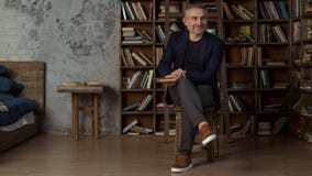 Stawia czoło 45 lat mężczyzn z szarym włosy i brodą fotografia stock Stawia czoło 45 lat mężczyzn z szarym włosy i brodą fotografia stock
