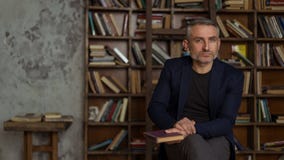 Stawia czoło 45 lat mężczyzn z szarym włosy i brodą obrazy stock Stawia czoło 45 lat mężczyzn z szarym włosy i brodą obrazy stock