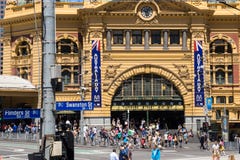 Stazione della via del Flinders a Melbourne il giorno dell'Australia immagine stock Stazione della via del Flinders a Melbourne il giorno dell'Australia immagine stock