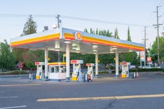 Stazione di servizio vuota delle coperture nella sera fotografia stock libera da diritti Stazione di servizio vuota delle coperture nella sera fotografia stock libera da diritti