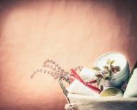 Stazione termale o regolazione di benessere con la crema di cura di pelle, le erbe dell'asciugamano ed i fiori freschi Stile di v fotografia stock libera da diritti Stazione termale o regolazione di benessere con la crema di cura di pelle, le erbe dell'asciugamano ed i fiori freschi Stile di v fotografia stock libera da diritti